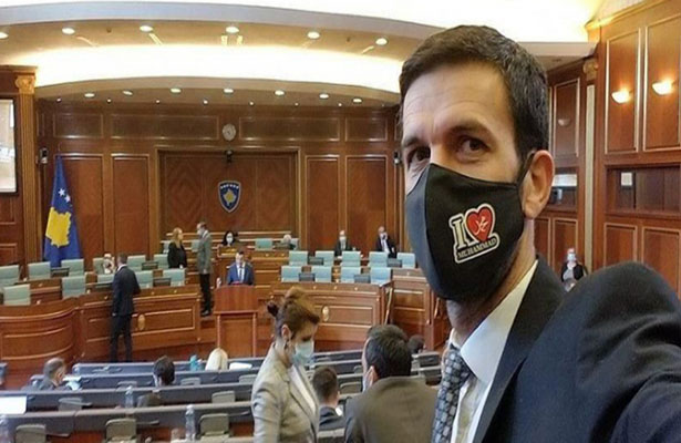 Kosovolı deputat `Mən Məhəmmədi sevirəm` maskası taxaraq Fransaya etiraz etdi – FOTO