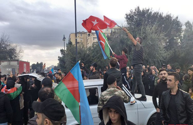 Bakı sakinləri tarixi zəfəri qeyd edir – VİDEO