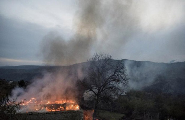 Ermənilər Laçında da evləri yandıraraq tərk edirlər FOTO