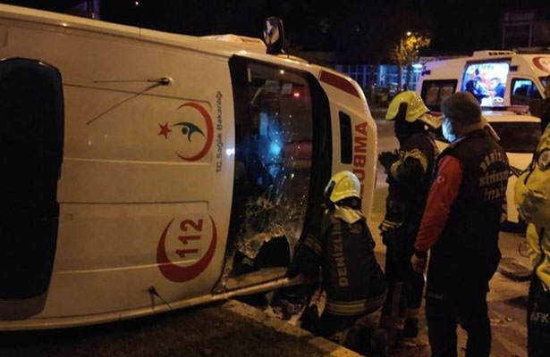 Türkiyədə mikroavtobus təcili yardım maşını ilə toqquşdu, xəsarət alanlar var  FOTO