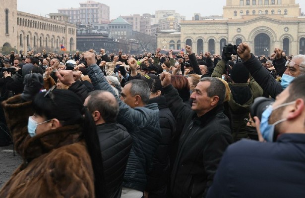 Yerevanda hökumətin istefası tələbilə aksiya keçirilir