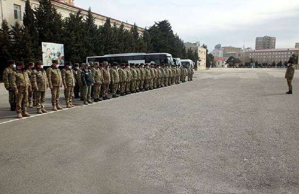 MN: Şəxsi heyət və hərbi texnika təlim bölgəsinə yola düşüb