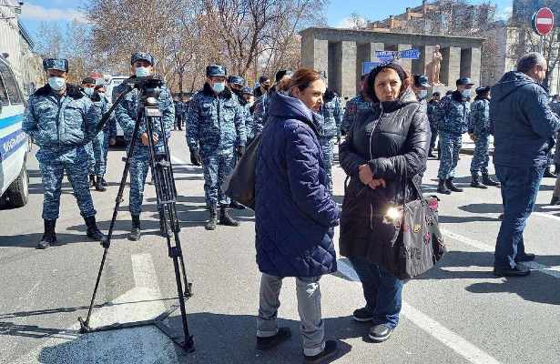 Ermənistanda müxalifət Paşinyanın gəlişi ərəfəsində XİN binası qarşısında mitinq keçirir