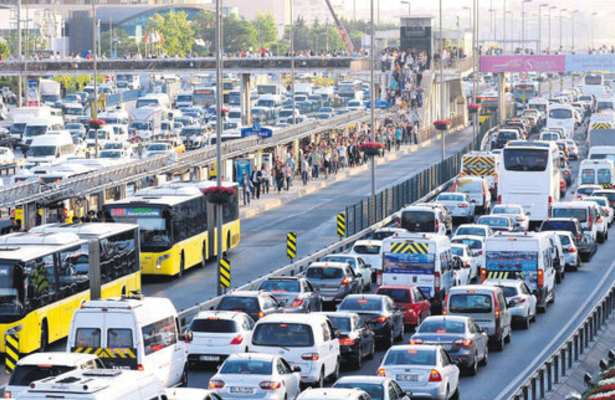 İstanbulda küçəyə çıxma qadağası götürüləndən sonra böyük tıxaclar yaranıb