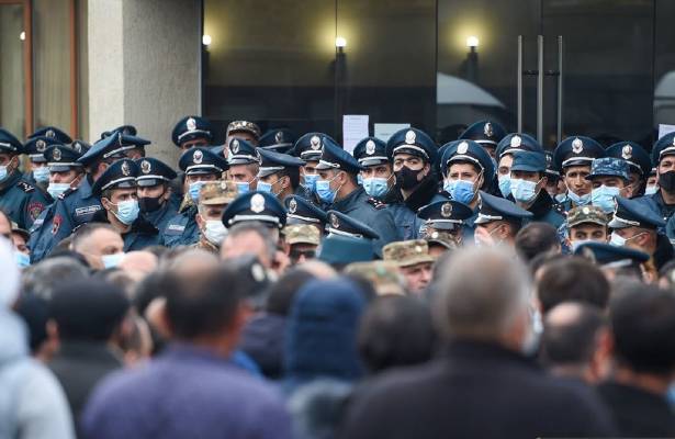 Erməni əsgərlərin qohumları Yerevan-Gümrü dəmir yolunu bağlayıb