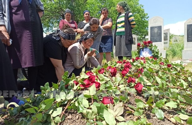 Vəkil Abdullayevin anası: “Oğlumu qətlə yetirənə ən ağır cəza tələb edirəm”