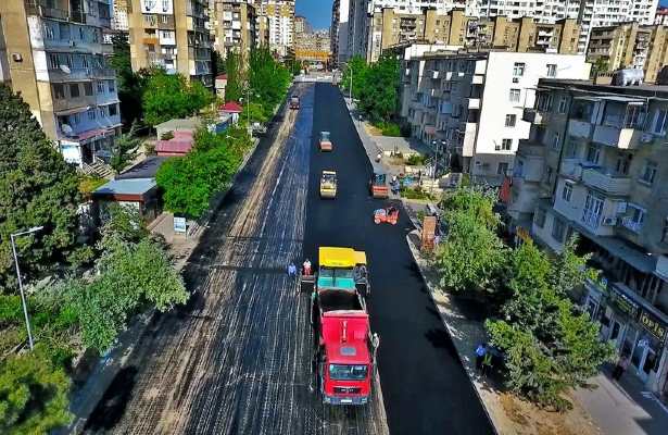 Bakının Xətai rayonunda 11,4 km uzunluğa malik küçədə təmir işləri aparılır