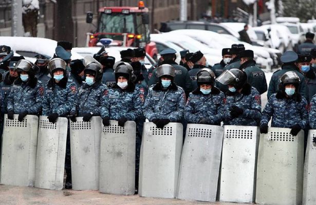 Ermənistan polisi Nazirlər Kabineti binasının qarşısında aksiya keçirən etirazçıları saxlayıb