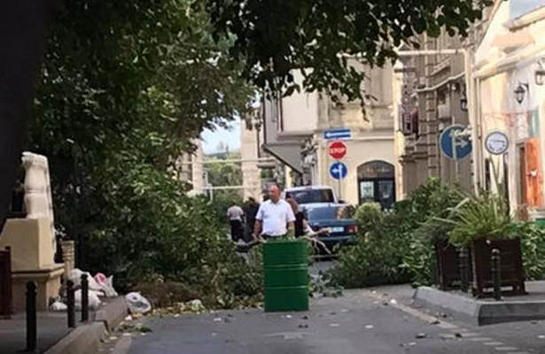 Güclü külək Bakıda fəsadlar törətdi