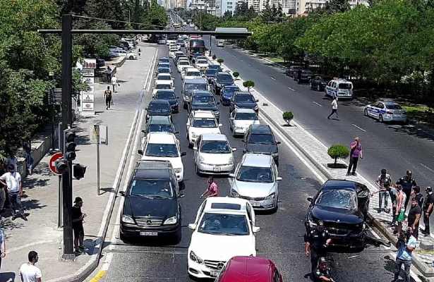 Bakının mərkəzində yol qəzası olub, sıxlıq var