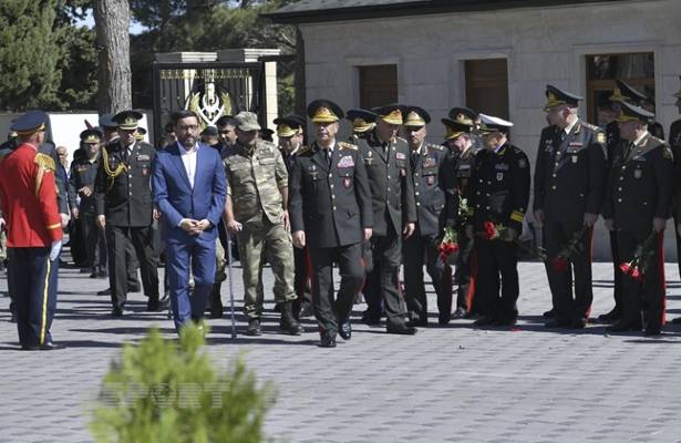 Müdafiə Nazirliyinin rəhbərliyi Fəxri və II Şəhidlər xiyabanlarını ziyarət edib