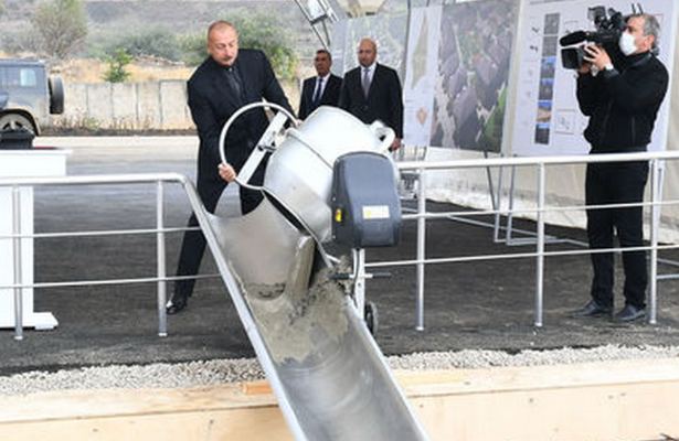 Prezident Cəbrayıl şəhərində ilk çoxmənzilli yaşayış məhəlləsinin təməlini qoyub