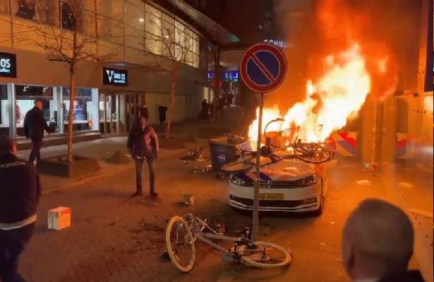 Niderlandda polis etirazçılara atəş açıb, xəsarət alanlar var