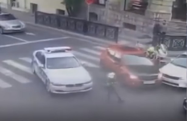 Sərxoş sürücü yol polisini vurub qaçdı – Anbaan video