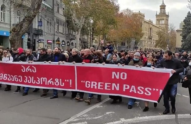 Gürcüstanda COVID pasportlarına qarşı etiraz aksiyası keçirildi