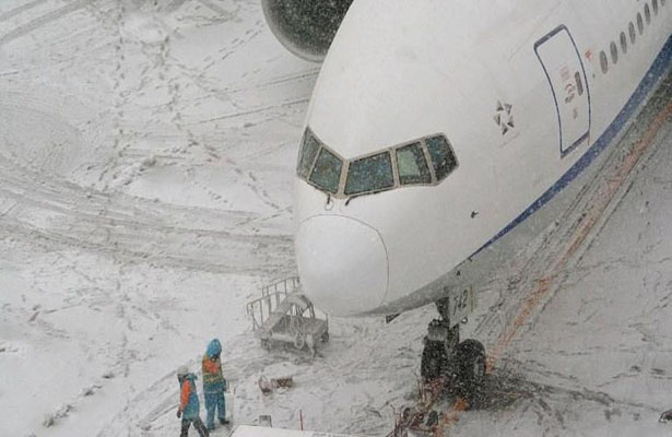 Yaponiyada güclü qar səbəbindən 100-dən çox aviareys təxirə salınıb