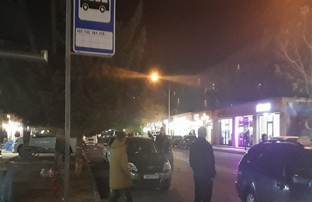 Bakıda avtomobil yolu keçən qadını vurub