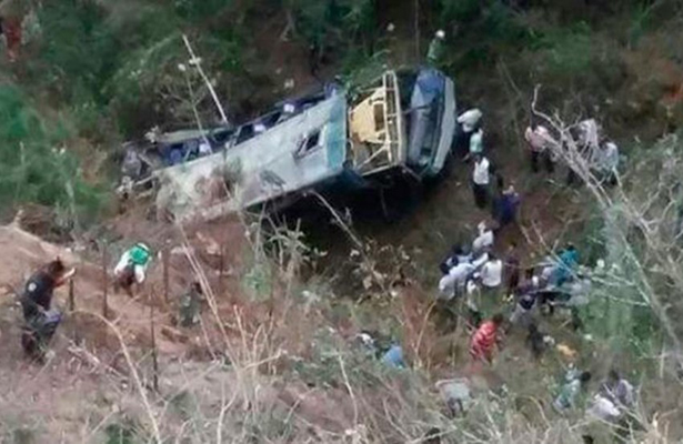 Mexikoda avtobus ödəniş məntəqəsinə çırpılıb, onlarla insan yaralanıb