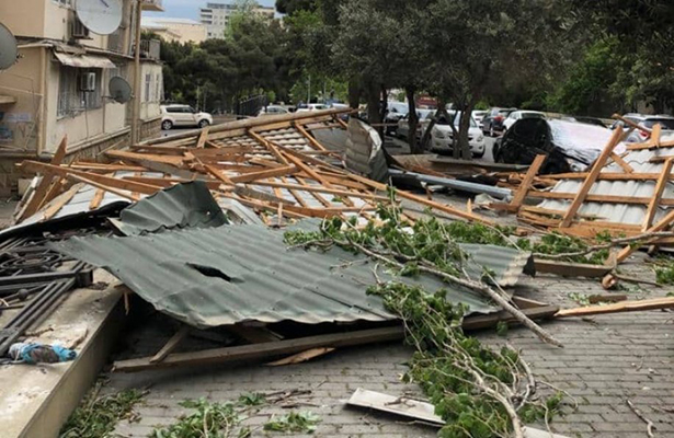 Güclü külək Bakıda xəstəxananın dam örtüyünü uçurdu