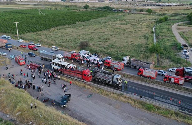 Türkiyədə avtobus yük maşını ilə toqquşub, ölən və yaralananlar var