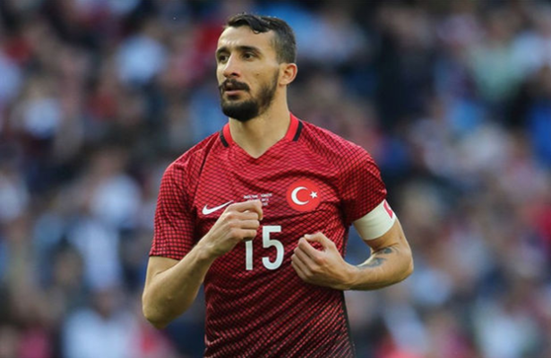 Mehmet Topal futbol karyerasına son qoydu