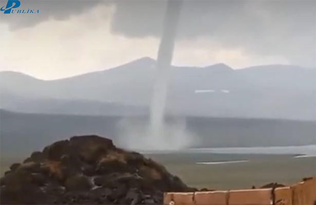 Kəlbəcərdə GÜCLÜ TORNADO: Böyük Alagölün suyu havaya sovruldu -VİDEO