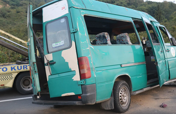 Türkiyədə mikroavtobus qəzaya uğrayıb, 17 nəfər xəsarət alıb