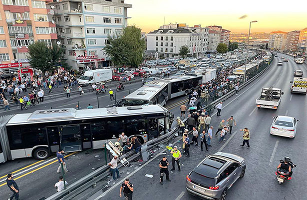 İstanbulda 4 metrobus toqquşub, yüzə yaxın yaralı var – Video