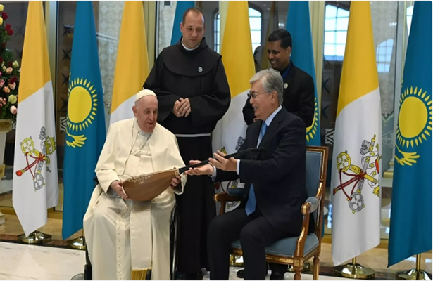 Tokayev Roma Papasına dombra bağışlayıb