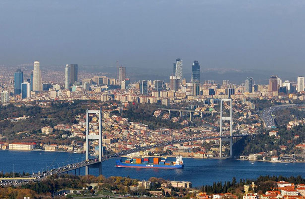 Nasaz gəmiyə görə bağlanan İstanbul boğazında hərəkət bərpa edilib