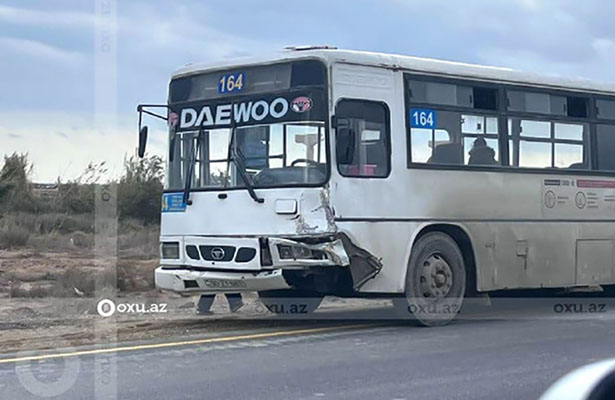 Bakıda sərnişin avtobusu “Mercedes”lə toqquşdu