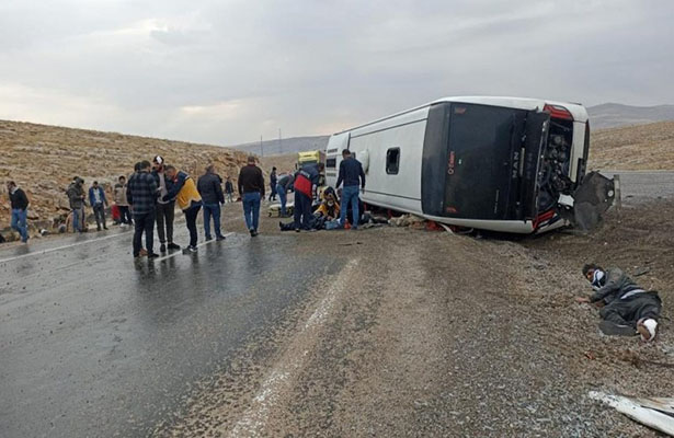 Türkiyədə immiqrantları daşıyan avtobus aşıb, 3 nəfər ölüb