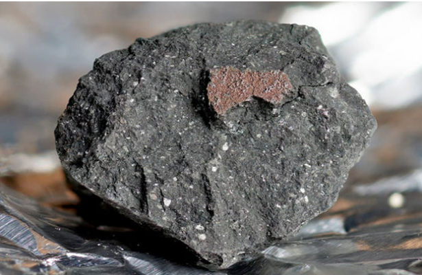 Alimlər Yerə düşən meteoritdə iki naməlum material aşkar ediblər