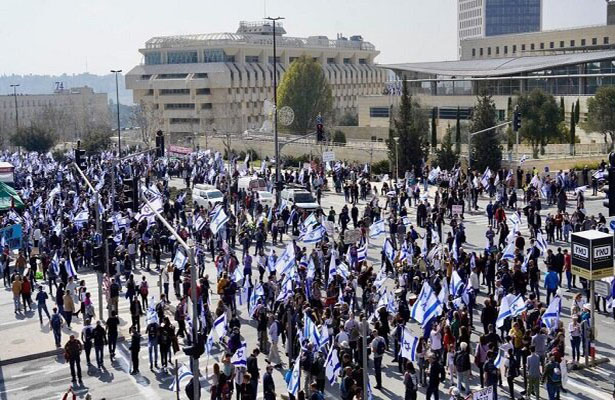 20 min etirazçı sionist Knessetin qarşısına toplaşıb