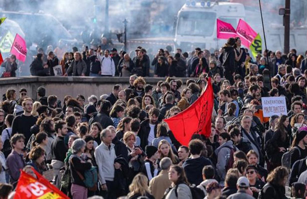 Fransada pensiya islahatına qarşı genişmiqyaslı aksiyalar davam edəcək