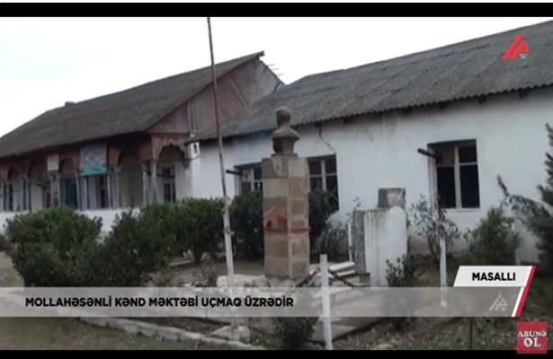 Şagird içəri girəndə müəllim divarı tutur ki, məktəb uçmasın-Video