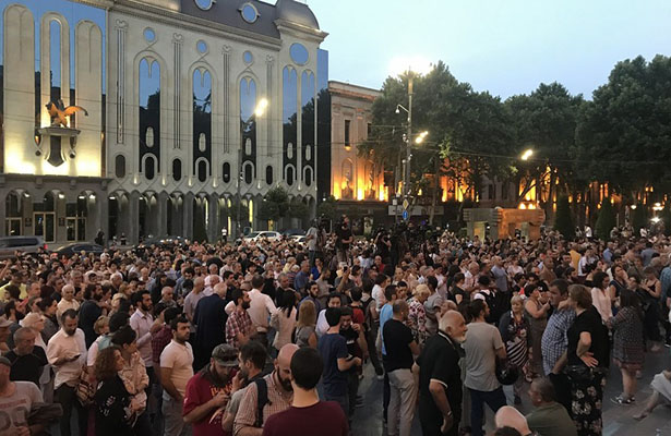 Gürcüstandakı aksiyalarda 66 nəfər saxlanılıb, 50-yə yaxın polis əməkdaşı xəsarət alıb