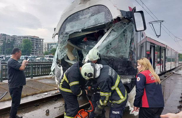 Türkiyədə iki tramvay toqquşub, 20 nəfər yaralanıb