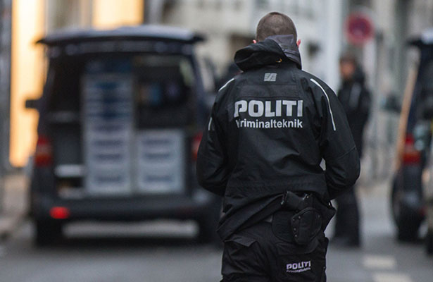 Danimarka polisi Quranı yanmaqdan qorumağa çalışan qadını döyüb