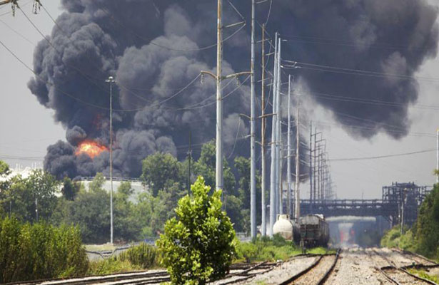 ABŞ-da neft emalı zavodunda yanğın: Evakuasiyalar başladı