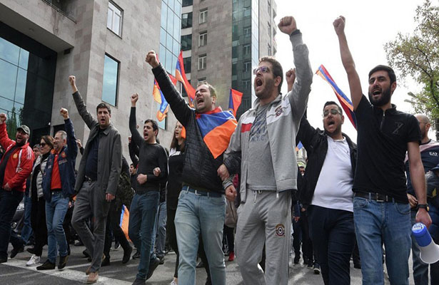 Ermənistan parlamentinin qarşısında hökumətin istefası tələbilə etiraz aksiyası keçirilir 