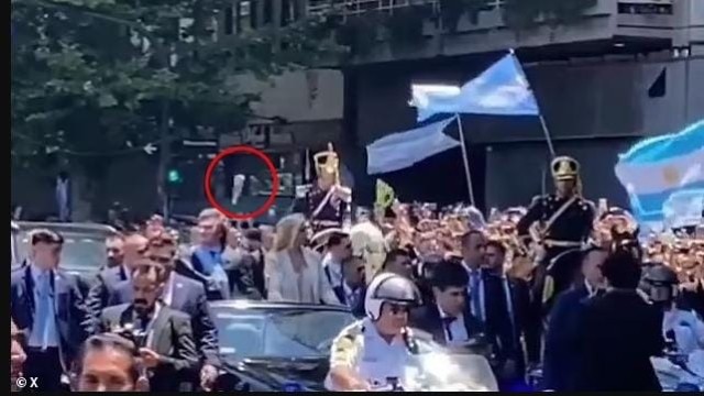 Argentinanın yeni prezidentinə butulka atdılar