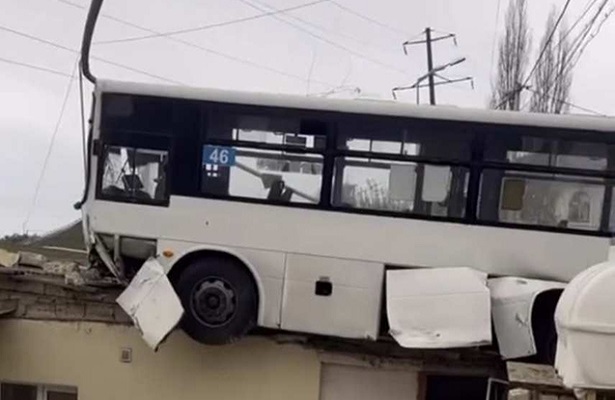 Bakıda avtobus yaşayış evlərinin üstünə çıxdı – Video