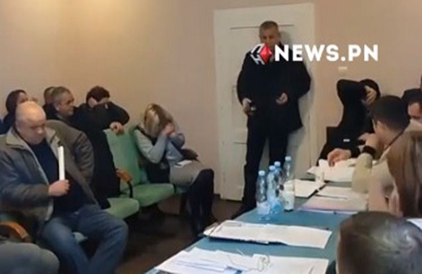 Ukraynada deputat iclasda qumbara partlatdı – Video