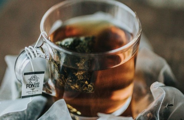 Bir dəqiqədə təbii çayı rəngli çaydan ayırın: yalnız bir əlamət…
