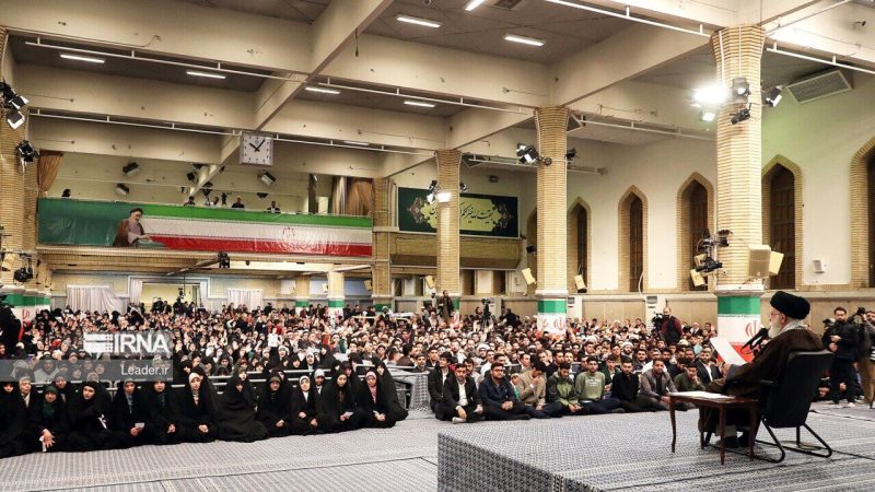 İranın Ali Rəhbəri: Amerikalı zabitin özünü yandırması Qərb siyasətinin rüsvayçılığının nəticəsidir