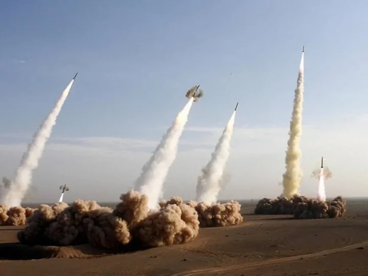 İran Hərbi Dəniz Qüvvələri uzaqmənzilli ballistik raketi uğurla sınaqdan keçirib