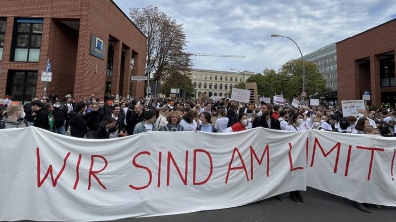 Almaniyada 7 minə yaxın həkim etiraz aksiyasında iştirak edib