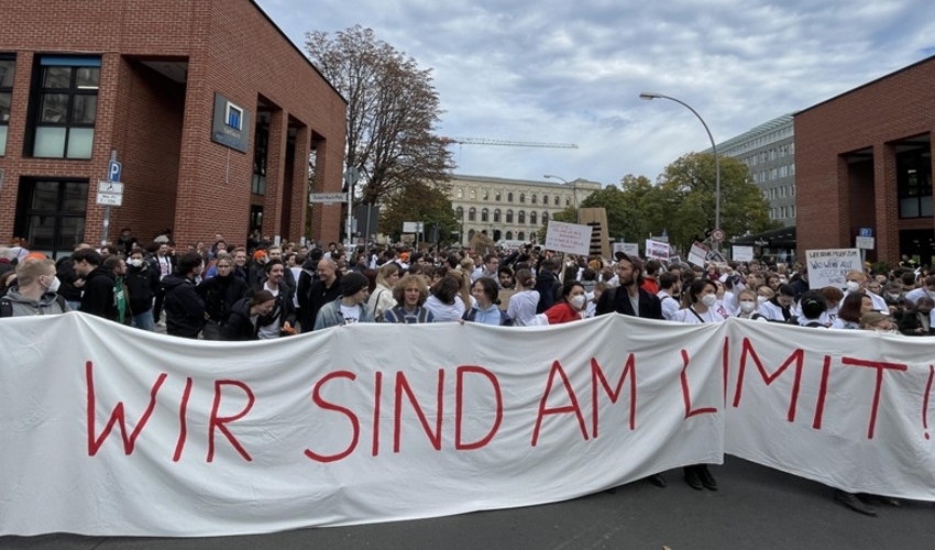 Almaniyada 7 minə yaxın həkim etiraz aksiyasında iştirak edib