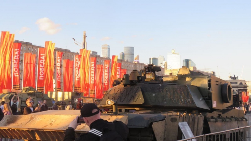 Moskvada Amerika tankı ilə selfi